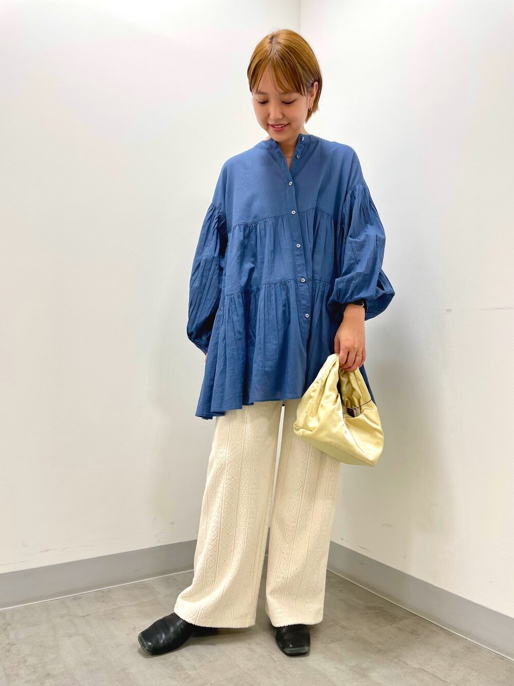「ティアードチュニック、コットンボイル、スモークブルー、パイル素材、ジャガードパンツ、サテンバッグ、ミニバッグ、DOORS、KBF、URBAN RESEARCH、オトナカジュアル、秋のコーデ、おでかけコーデ」｜「URBAN RESEARCH DOORSのコットンボイルティアードチュニック（シャツ/ブラウス、ブルー系）」を使った、マナミさん（レディース・160cm）の秋コーディネートの1枚目の写真