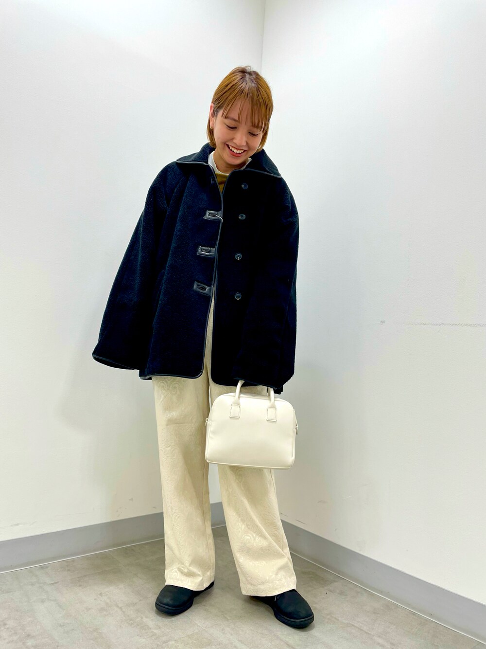 「ボアジャケット、ジャガードパンツ、イージーパンツ、ボアコート、ボストンバッグ、ショルダーバッグ、DOORS、KBF、SENSE OF PLACE by URBAN RESEAR、秋のコーデ、オトナカジュアル」｜「KBFのパイピングボアジャケット（その他アウター、ブラック系）」を使った、マナミさん（レディース・160cm）の秋コーディネートの1枚目の写真
