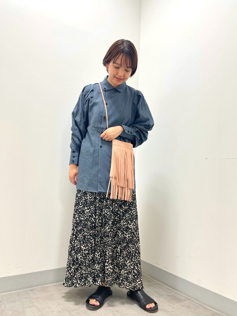 「ボリュームスリーブ、ストライプシャツ、ランダムプリーツ、フリンジバッグ、ショルダーバッグ、KBF、DOORS、秋先取りコーデ、大人かわいい」｜「KBFのボリュームスリーブストライプシャツ（シャツ/ブラウス、ブルー系）」を使った、マナミさん（レディース・160cm）の夏コーディネートの1枚目の写真
