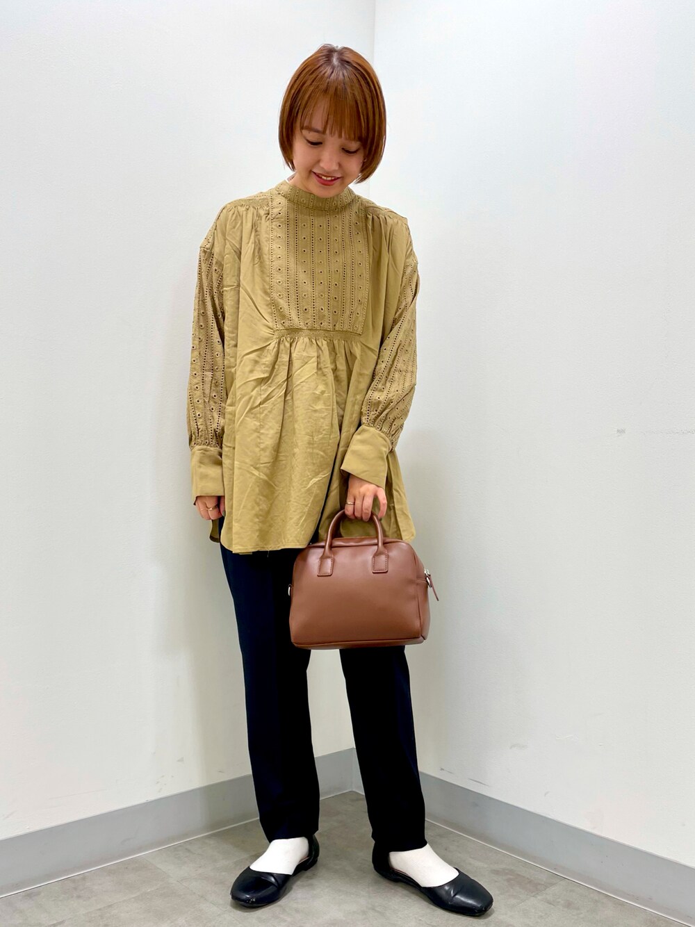 「チュニックブラウス、レースブラウス、刺繍ブラウス、ウールパンツ、イージーパンツ、ショルダーバッグ、KBF、URBAN RESEARCH、SENSEOFPLACE、オトナカジュアル、秋コーデ」｜「KBFのレース切替2WAYギャザーチュニック（チュニック、ベージュ系）」を使った、マナミさん（レディース・160cm）の秋コーディネートの1枚目の写真