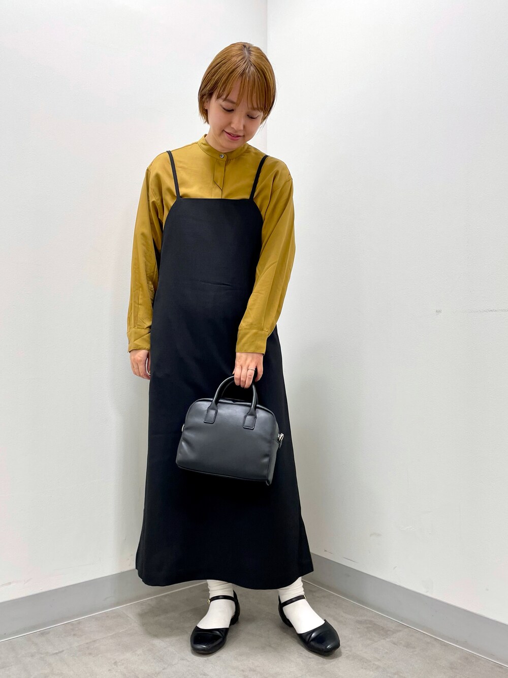 「キャミワンピ、裾スリット、バンドカラーシャツ、ワイドシャツ、初秋コーデ、オトナカジュアル、DOORS、SENSE OF PLACE by URBAN RESEAR、きれいめカジュアル」｜「URBAN RESEARCH DOORSのバンドカラーワイドシャツ（シャツ/ブラウス、イエロー系）」を使った、マナミさん（レディース・160cm）の秋コーディネートの1枚目の写真