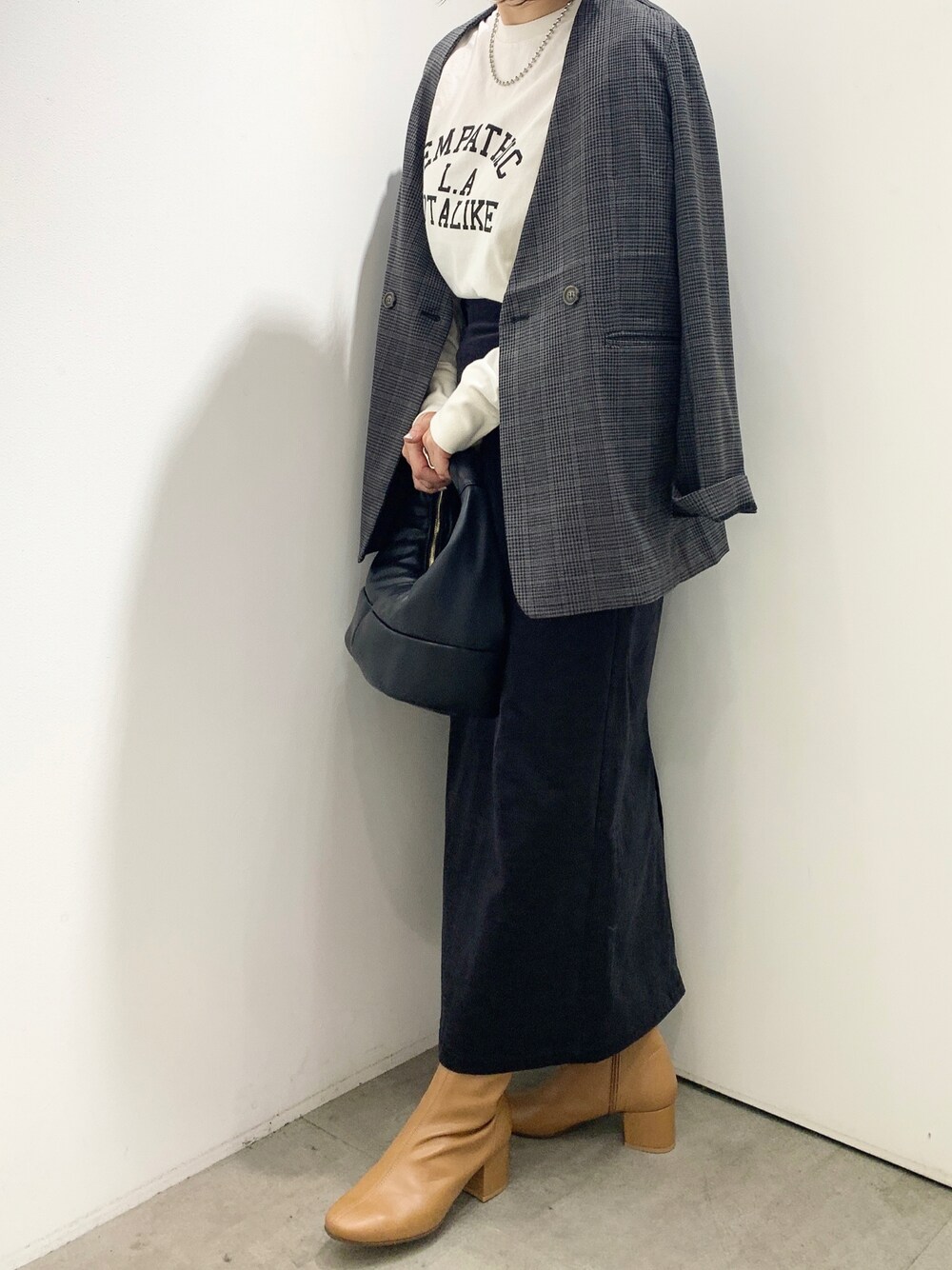「シンプル、秋のコーデ、カジュアル、オトナカジュアル、秋、ロンT、チェック、ジャケット」｜「SENSE OF PLACE by URBAN RESEARCHのアイテム（Tシャツ/カットソー、ベージュ系）」を使った、Hitomさん（レディース・158cm）の秋コーディネートの1枚目の写真