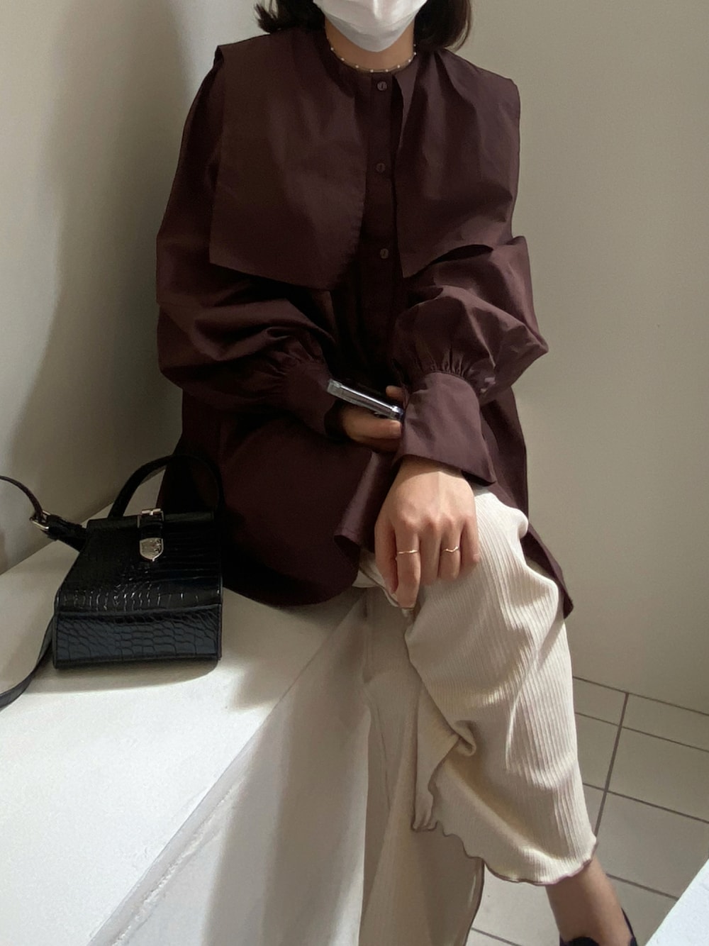 「シンプル、秋のコーデ、ブラウン、プチプラ、ootd、ラクチンコーデ、秋、wcloset、秋冬コーデ」｜「WHO'S WHO galleryのロールバックルショルダー（ショルダーバッグ、ブラック系）」を使った、myuさん（レディース・152cm）の秋コーディネートの1枚目の写真
