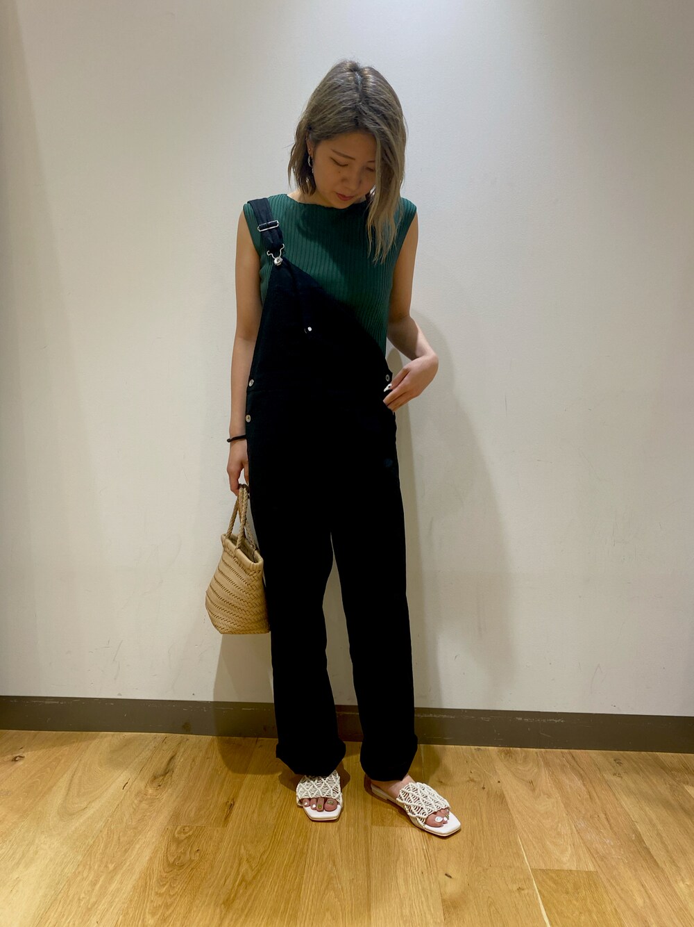 「サロペット、サマーニット、ニットコーデ、夏コーデ、ラクチンコーデ、大人カジュアル」｜「URBAN RESEARCHのコンパクトリブニット(ノースリーブ)（ニット/セーター、グリーン系）」を使った、asamiさん（レディース・166cm）の夏コーディネートの1枚目の写真