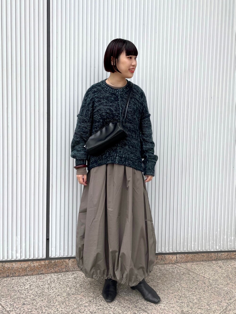 「ワントーンコーデ、ワンピース、ニット、カーキ、ショルダーバッグ、スカート、秋ルック紹介するよ、秋服、カジュアルコーデ、オトナ女子、今日のコーデ、お出かけコーデ、着回しコーデ、休日スタイル」｜「KBFのカラーアウトリンキングMIXニット（ニット/セーター、ブラック系）」を使った、まこぴさん（レディース・161cm）の秋コーディネートの1枚目の写真
