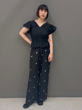 「KBF（ケイビーエフ）のフリルスリーブシャーリングブラウス（シャツ/ブラウス、ブラック系）」を使った、まこぴさん（レディース・161cm）の夏コーディネート