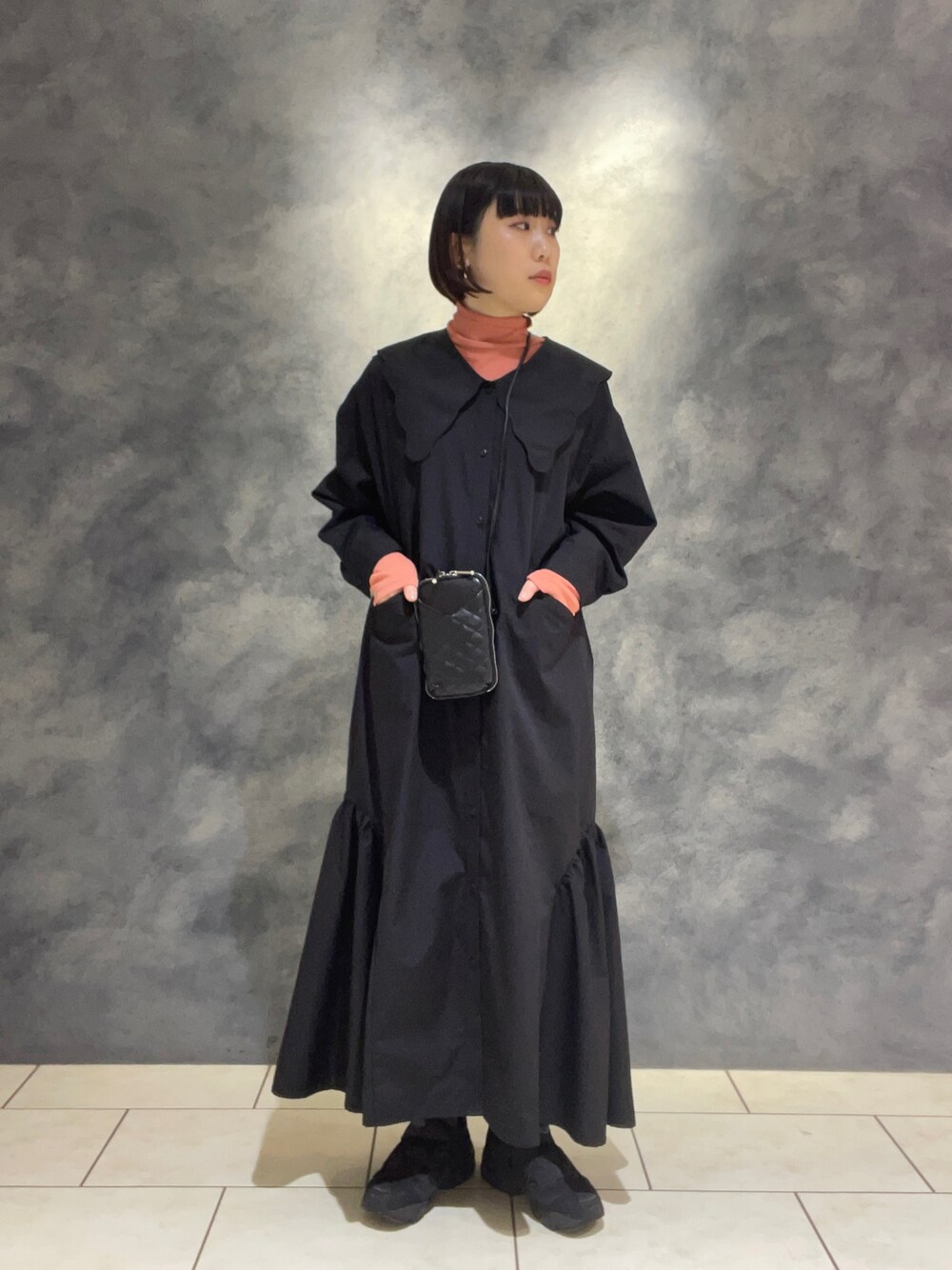 「ほめられ本命コーデ、休日コーデ、大人女子、きれいめカジュアル、ワンピース、ワントーンコーデ、フリル、レイヤードスタイル、スニーカー、リラックススタイル、ワンピーススタイル、ガーリーコーデ、カラーニット、モノトーンコーデ、KBF」｜「KBFのウェーブカラーワンピース（ワンピース、ブラック系）」を使った、まこぴさん（レディース・161cm）の冬コーディネートの1枚目の写真