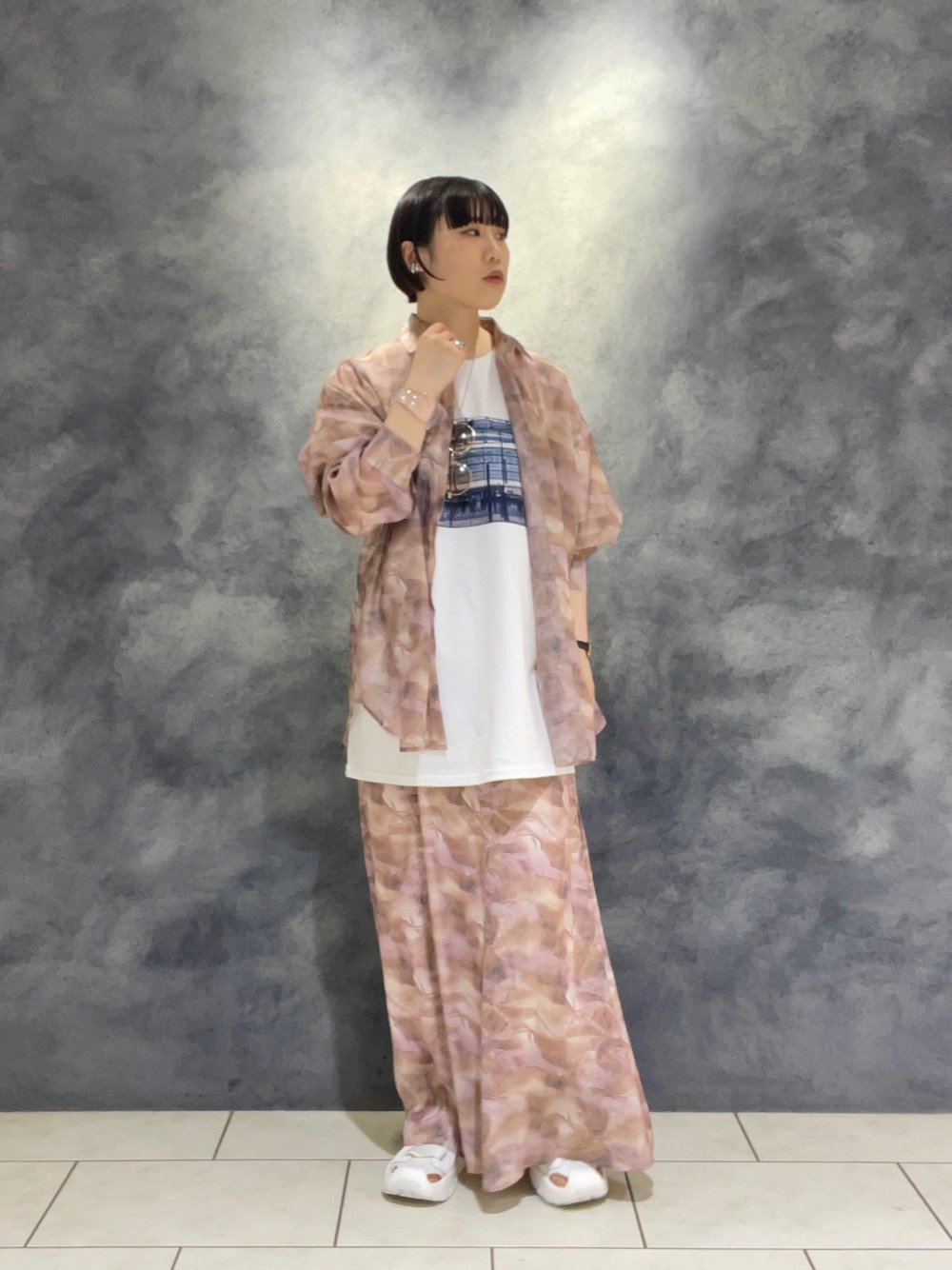 「休日コーデ、シンプル、リラックススタイル、きれいめカジュアル、セットアップ、ピンク、着回しコーデ、ロンT、NIKE、スポサン、淡色コーデ、メガネ女子、大人ファッション」｜「KBFのニュアンスプリントBIGシャツ（シャツ/ブラウス、ピンク系）」を使った、まこぴさん（レディース・161cm）の春コーディネートの1枚目の写真
