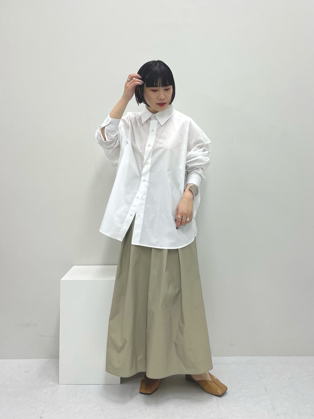 「私の推しブランド、KBF、ワントーンコーデ、シャツスタイル、シンプルスタイル、骨格ストレート、ビッグシルエット、春カラー、淡色コーデ、春夏コーデ、きれいめカジュアル、淡色、春コーデ」｜「KBFのBACKレイヤードシャツ（シャツ/ブラウス、ホワイト系）」を使った、まこぴさん（レディース・161cm）の冬コーディネートの1枚目の写真