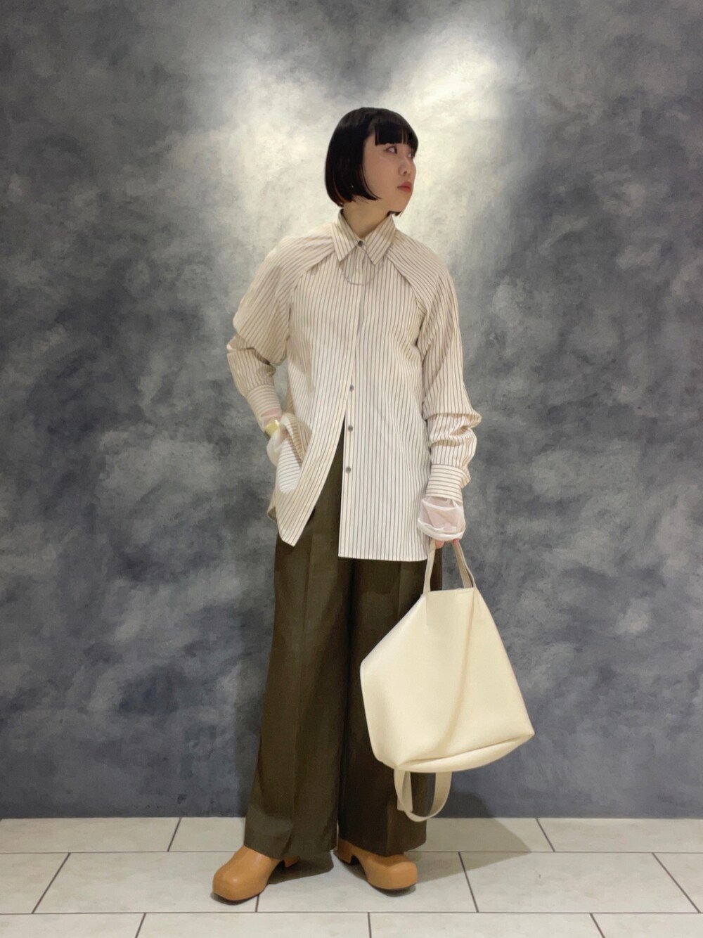 「ほめられ本命コーデ、オトナカジュアル、カジュアルコーデ、春服、私の推しブランド、KBF、ワントーンコーデ、ベージュ、ワイドパンツ、サボ、ストライプ、ストライプシャツ、シャツスタイル、レイヤードスタイル、シアートップス」｜「KBFの2WAYストライプシャツ（シャツ/ブラウス、ブラック系）」を使った、まこぴさん（レディース・161cm）の冬コーディネートの1枚目の写真