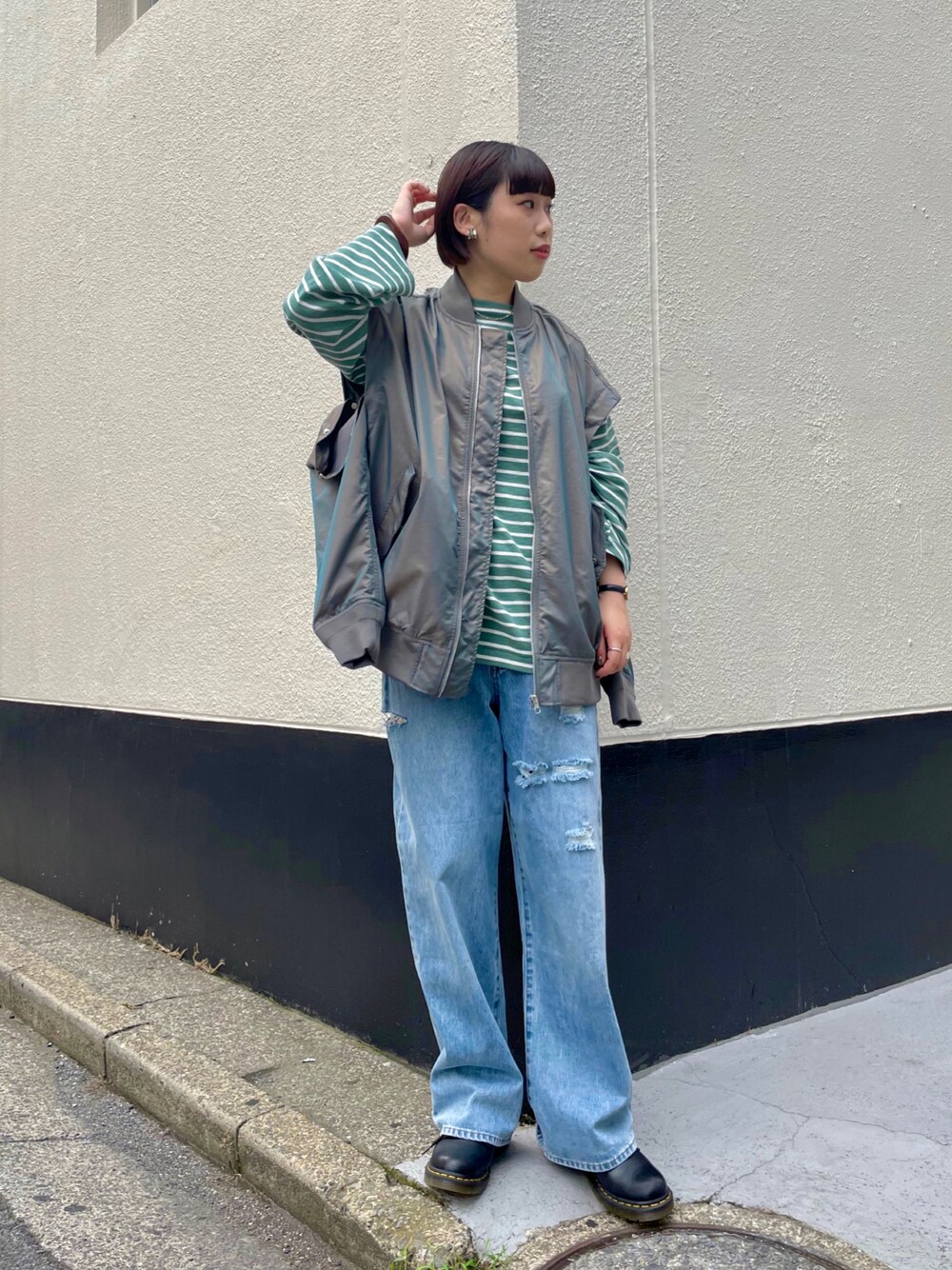 「MA-1、ボーダー、レイヤードスタイル、アウター、デニム、ボーイッシュ、ワントーンコーデ、Dr.Martens、グリーン、パンツスタイル、秋服、秋冬コーデ、メンズライク、ストリート」｜「KBFのボーダーBIGカットソー（Tシャツ/カットソー、グリーン系）」を使った、まこぴさん（レディース・161cm）の夏コーディネートの1枚目の写真
