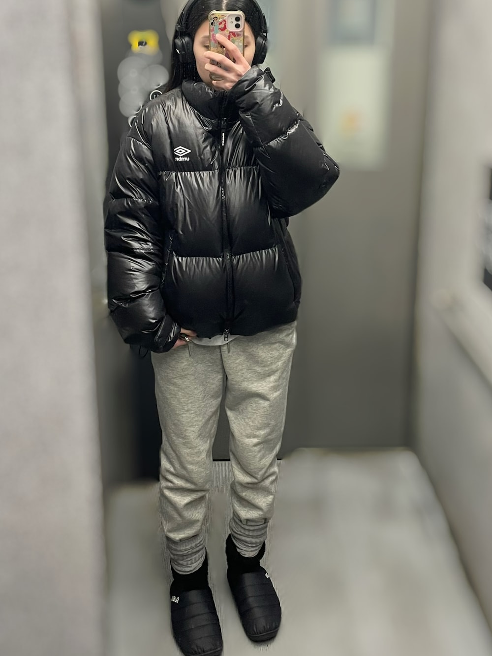 「UNIQLOのアイテム（スウェットパンツ、グレー系）」を使った、nagisaさん（レディース・162cm）の冬コーディネートの1枚目の写真