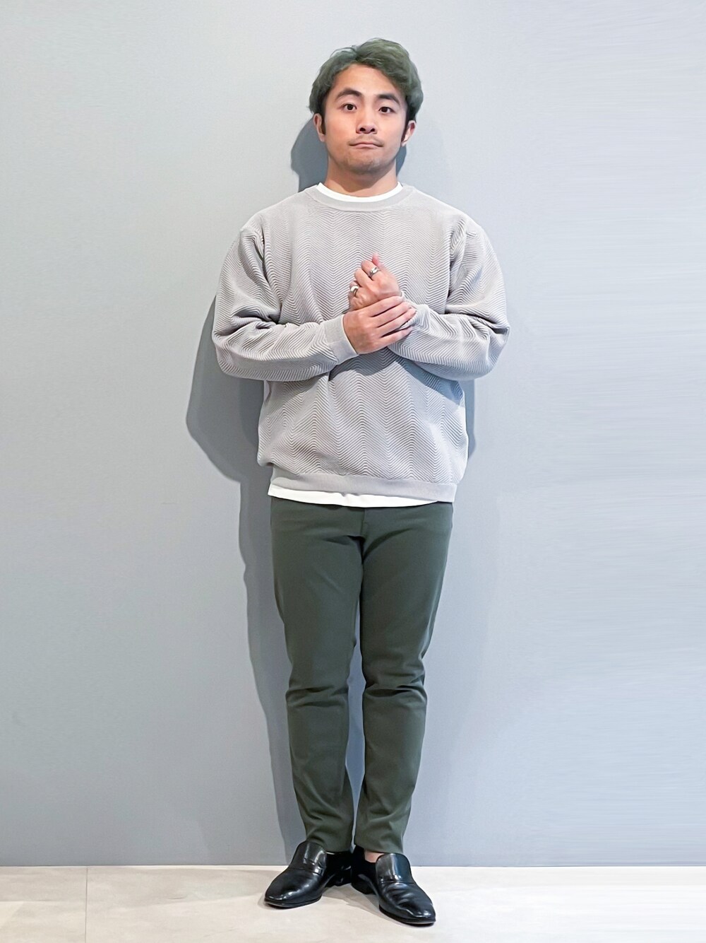 「秋服まるっと大公開、淡色コーデ、秋服、秋コーデ、きれいめカジュアル、ニット、グレー、カーキ、ローファー、おしゃれさんと繋がりたい、いいね、save、フォローお願いします🤑、THE SHOP TK」｜「THE SHOP TK の【ニット+ロンTセットアイテム】ヘリンボンアンサンブルプルオーバー（ニット/セーター、グレー系）」を使った、KAIさん（メンズ・163cm）の秋コーディネートの1枚目の写真