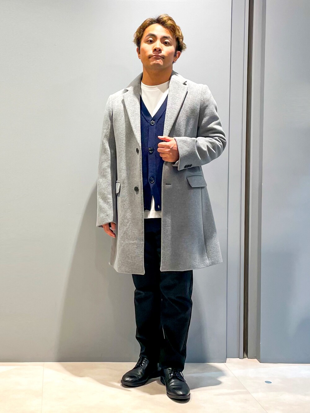 「休日スタイル、新星WEARISTAにエントリー、キレイめ、きれいめカジュアル、オトナカジュアル、大人コーデ、冬コーデ、コート、チェスターコート、おしゃれさんと繋がりたい、いいね、save、フォローお願いします🤑、THE SHOP TK」｜「THE SHOP TK のドレスチェスターコート（チェスターコート、グレー系）」を使った、KAIさん（メンズ・163cm）の冬コーディネートの1枚目の写真