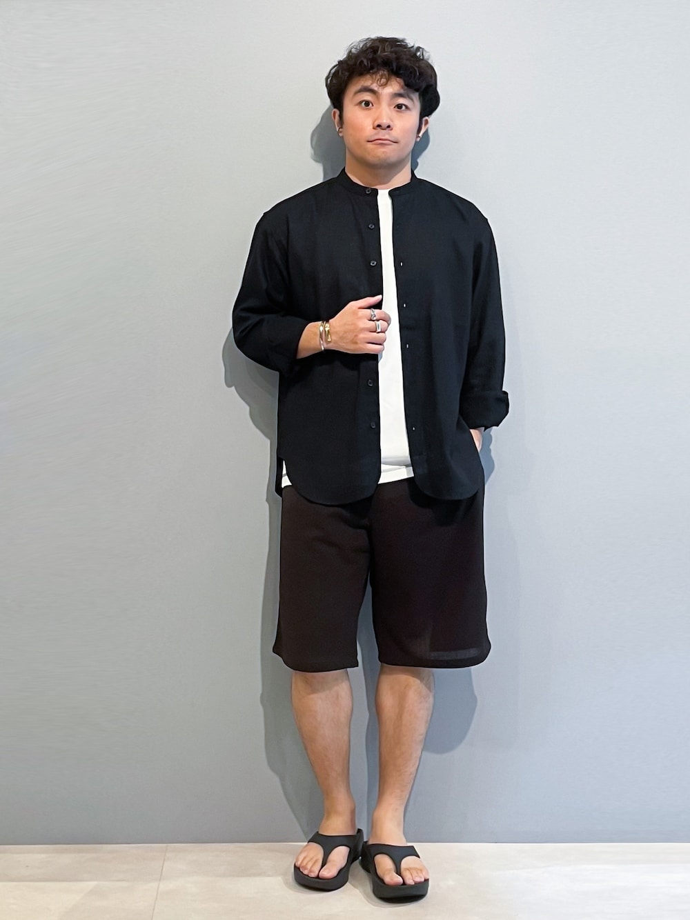 「シンプル、黒、リネン、雨の日コーデ、黒シャツ、ショートパンツ、カジュアル、大人カジュアル、休日スタイル、おしゃれさんと繋がりたい、いいね、save、フォローお願いします🤑、THESHOPTK」｜「THE SHOP TK の【シワになりにくい】ベルギーリネン混バンドカラーシャツ（シャツ/ブラウス、ブラック系）」を使った、KAIさん（メンズ・163cm）の夏コーディネートの1枚目の写真