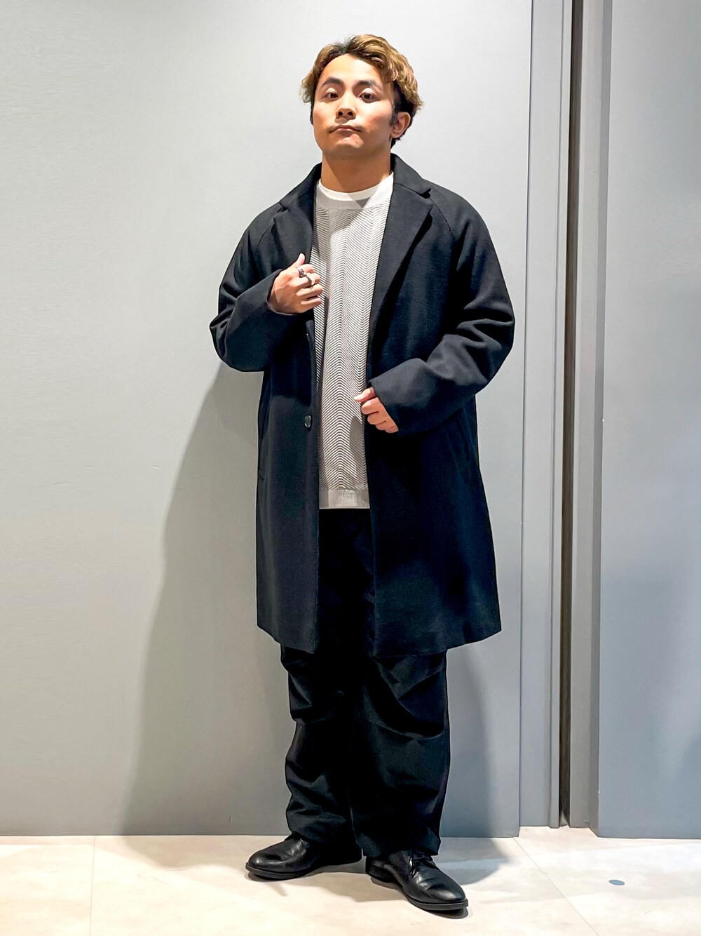 「冬コーデ、カジュアルコーデ、モード、モノトーン、ブラック、ビッグシルエット、コート、チェスターコート、ニット、カーゴパンツ、おしゃれさんと繋がりたい、いいね、save、フォローお願いします🤑、THE SHOP TK」｜「THE SHOP TK の【サステナブル素材使用】ウール混ラグランチェスターコート（チェスターコート、ブラック系）」を使った、KAIさん（メンズ・163cm）の冬コーディネートの1枚目の写真