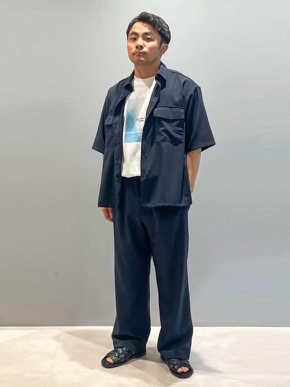 「セットアップ、プリントT、サンダル、きれいめカジュアル、夏コーデ、低身長コーデ、低身長男子、THE SHOP TK」｜「THE SHOP TK の【サスティナブル素材】FRESH NATUREデザイン刺繍Tシャツ プリント（Tシャツ/カットソー、ホワイト系）」を使った、KAIさん（メンズ・163cm）の春コーディネートの1枚目の写真