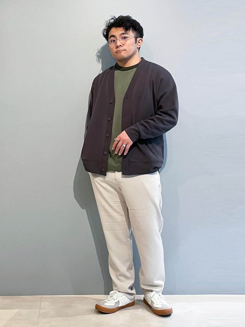 「メガネ男子、カジュアル、カジュアルコーデ、オトナカジュアル、カーディガン、レイヤードスタイル、スニーカーコーデ、おしゃれさんと繋がりたい、いいね、save、フォローお願いします🤑、THESHOPTK」｜「THE SHOP TK の【定番人気NO1！/ユニセックスアイテム】ダンボールVカーディガン（カーディガン/ボレロ、グレー系）」を使った、KAIさん（メンズ・163cm）の春コーディネートの1枚目の写真