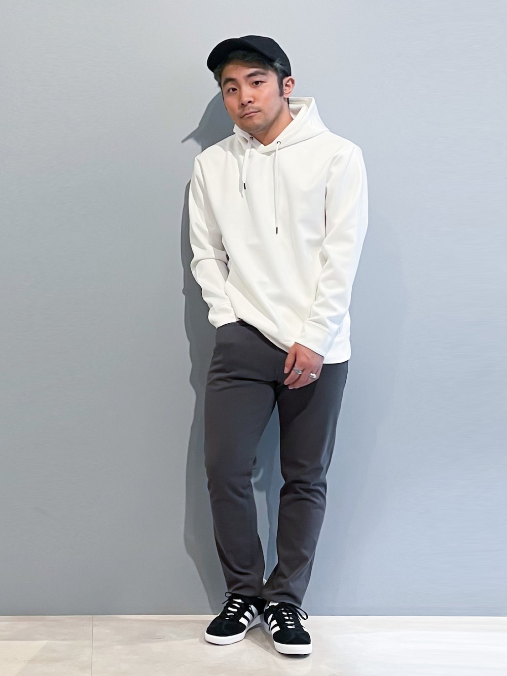 「秋服まるっと大公開、キャップ、初秋コーデ、秋コーデ、パーカー、フーディー、スポーツミックス、スニーカー、ADIDAS GAZELLE、おしゃれさんと繋がりたい、いいね、save、フォローお願いします🤑、THE SHOP TK」｜「THE SHOP TK の【起毛加工/ストレッチ】TOUCH ME HOODIE/タッチミーパーカー（パーカー、ホワイト系）」を使った、KAIさん（メンズ・163cm）の秋コーディネートの1枚目の写真