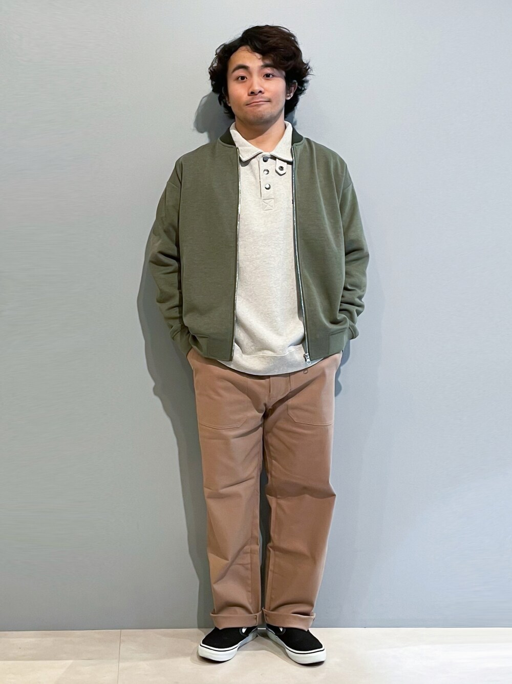 「春服デビュー宣言、春コーデ、メンズコーデ、アースカラー、スウェット、ベイカーパンツ、MA-1、カジュアル、おでかけ、おしゃれさんと繋がりたい、いいね、save、フォローお願いします🤑、THESHOPTK」｜「THE SHOP TK のダブルフェイスポンチニットリブMA-1（ブルゾン、グリーン系）」を使った、KAIさん（メンズ・163cm）の春コーディネートの1枚目の写真