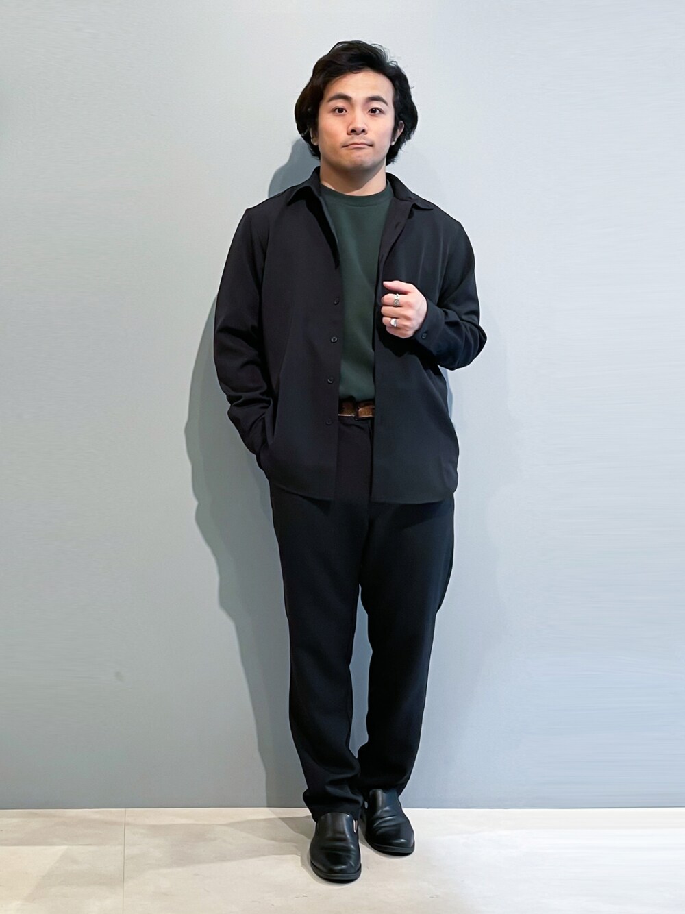 「春服デビュー宣言、セットアップ、オトナカジュアル、カジュアルコーデ、きれいめカジュアル、シャツスタイル、黒、低身長男子、いいね、save、フォローお願いします🤑、おしゃれさんと繋がりたい、THESHOPTK」｜「THE SHOP TK の【シワになりにくい／セットアップ】二重織りレギュラーカラーシャツ（シャツ/ブラウス、ブラック系）」を使った、KAIさん（メンズ・163cm）の春コーディネートの1枚目の写真