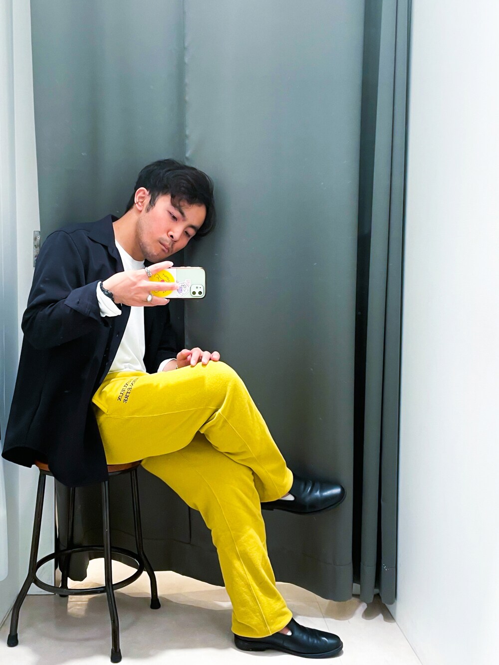 「今日のコーデ、ootd、春コーデ、カジュアル、オトナカジュアル、きれいめカジュアル、スウェット、マスタード、低身長、おしゃれさんと繋がりたい、いいね、save、フォローお願いします🤑、THESHOPTK」｜「THE SHOP TK の【シワになりにくい／セットアップ】二重織りレギュラーカラーシャツ（シャツ/ブラウス、ブラック系）」を使った、KAIさん（メンズ・163cm）の春コーディネートの1枚目の写真