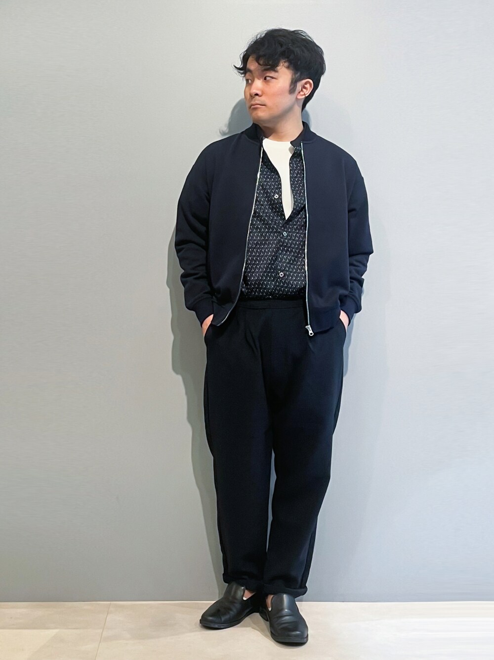 「レイヤードスタイル、異素材、ネイビー、ワントーンコーデ、休日コーデ、柄シャツ、きれいめカジュアル、大人カジュアル、オトナカジュアル、いいね、save、フォローお願いします🤑、おしゃれさんと繋がりたい、THESHOPTK」｜「THE SHOP TK の【洗濯機洗い可】ダブルフェイスポンチニットリブMA-1（ブルゾン、ブルー系）」を使った、KAIさん（メンズ・163cm）の春コーディネートの1枚目の写真