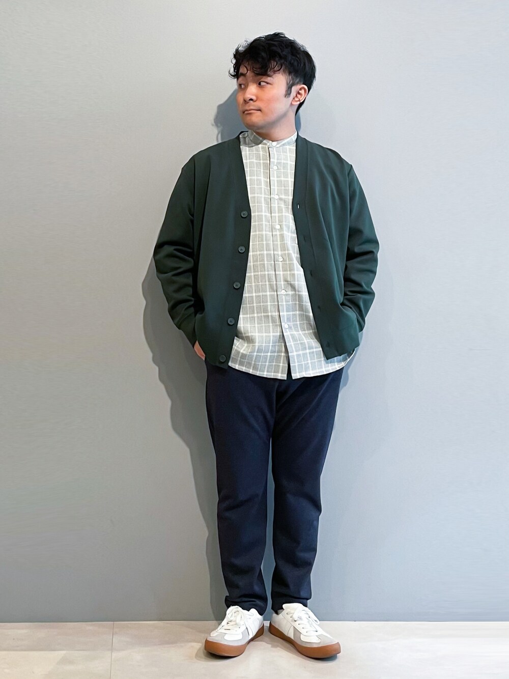 「大人カジュアル、はるコーデ、春コーデ、カーディガン、カジュアルコーデ、休日コーデ、ootd、おしゃれさんと繋がりたい、いいね、save、フォローお願いします🤑、THESHOPTK」｜「THE SHOP TK の【定番人気NO1！/ユニセックスアイテム】ダンボールVカーディガン（カーディガン/ボレロ、グリーン系）」を使った、KAIさん（メンズ・163cm）の春コーディネートの1枚目の写真