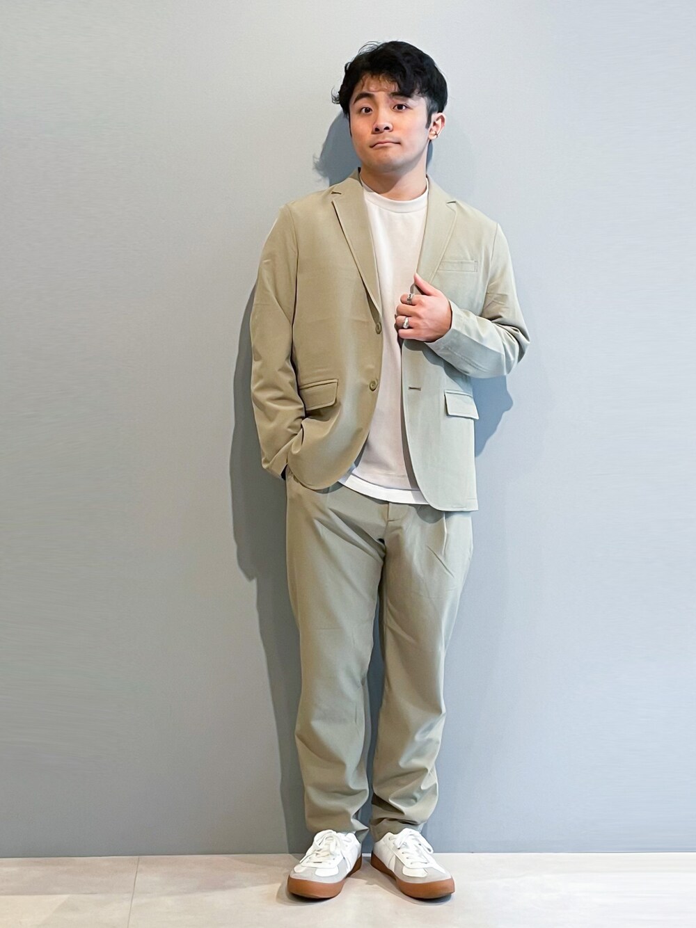「ショップスタッフの好印象コーデ、春服みてみて、春コーデ、シンプルコーデ、セットアップ、ベージュ、ワントーンコーデ、スニーカー、スニーカーコーデ、お洒落さんとつながりたい、いいね、save、フォローお願いします🤑、THESHOPTK、いまどきジャケット写真」｜「THE SHOP TK の【ストレッチ/撥水/洗える】4WAYストレッチ2Bテーラードジャケット（テーラードジャケット、ベージュ系）」を使った、KAIさん（メンズ・163cm）の春コーディネートの1枚目の写真