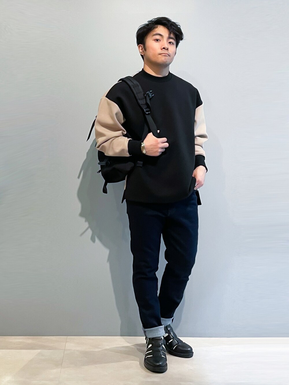 「カジュアル、きれいめカジュアル、キャンパスコーデ、春夏コーデ、デニム、スウェット、ショップスタッフのおしゃれ配色、お出かけコーデ日記、オトナカジュアル、大人カジュアル、いいね、save、フォローお願いします🤑、おしゃれさんと繋がりたい、THESHOPTK」｜「THE SHOP TK のバイカラーダンボールプルオーバー（スウェット、ブラック系）」を使った、KAIさん（メンズ・163cm）の春コーディネートの1枚目の写真
