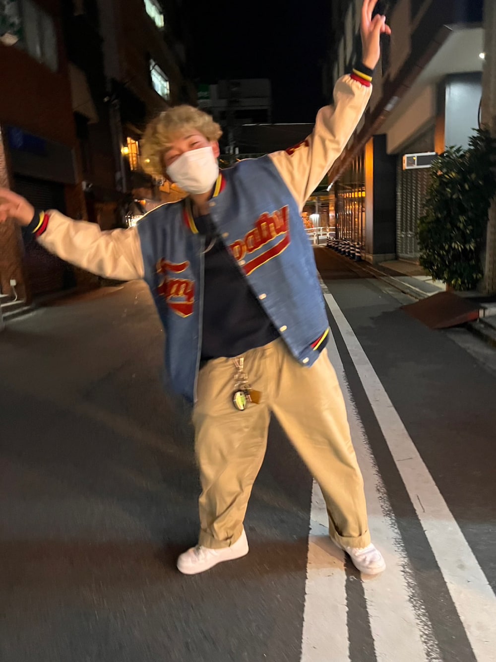 「ストリート、ストリートコーデ、ナイキ、スタジャン、おしゃれさんと繋がりたい」｜「ライオン堂のアイテム（チノパンツ、ブラウン系）」を使った、こうせいさん（メンズ・174cm）の秋コーディネートの1枚目の写真
