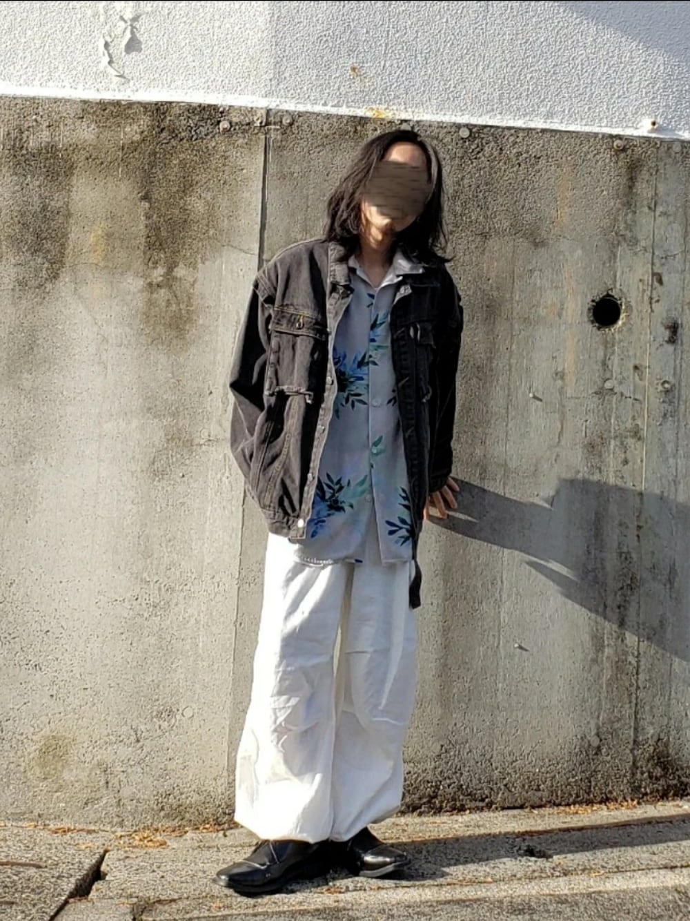 ブラック系のデニムジャケット、ホワイト系のシャツ/ブラウス、ホワイト系のカーゴパンツを着用したメンズの秋コーディネートの1枚目の写真