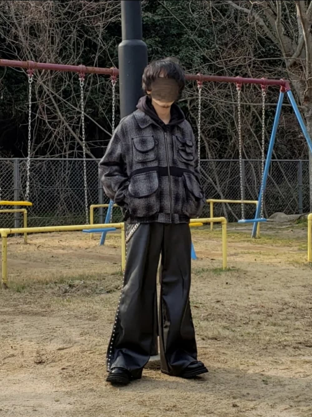 jerkybobさんの「H&M - スウェットパーカ - ブラック（H&M）」を使ったコーディネートの1枚目の写真