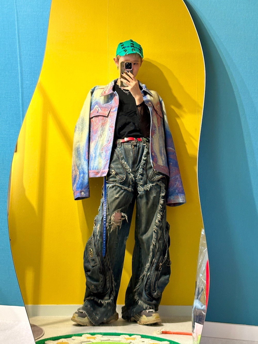 「キャップ、カラフル、ダメージデニムパンツ、ワイドデニム、デニムジャケット、ベリーショート、ベルト、メンズライク」｜「BOTTERのアイテム（キャップ、グリーン系）」を使った、yukasai0129さん（レディース・163cm）の冬コーディネートの1枚目の写真