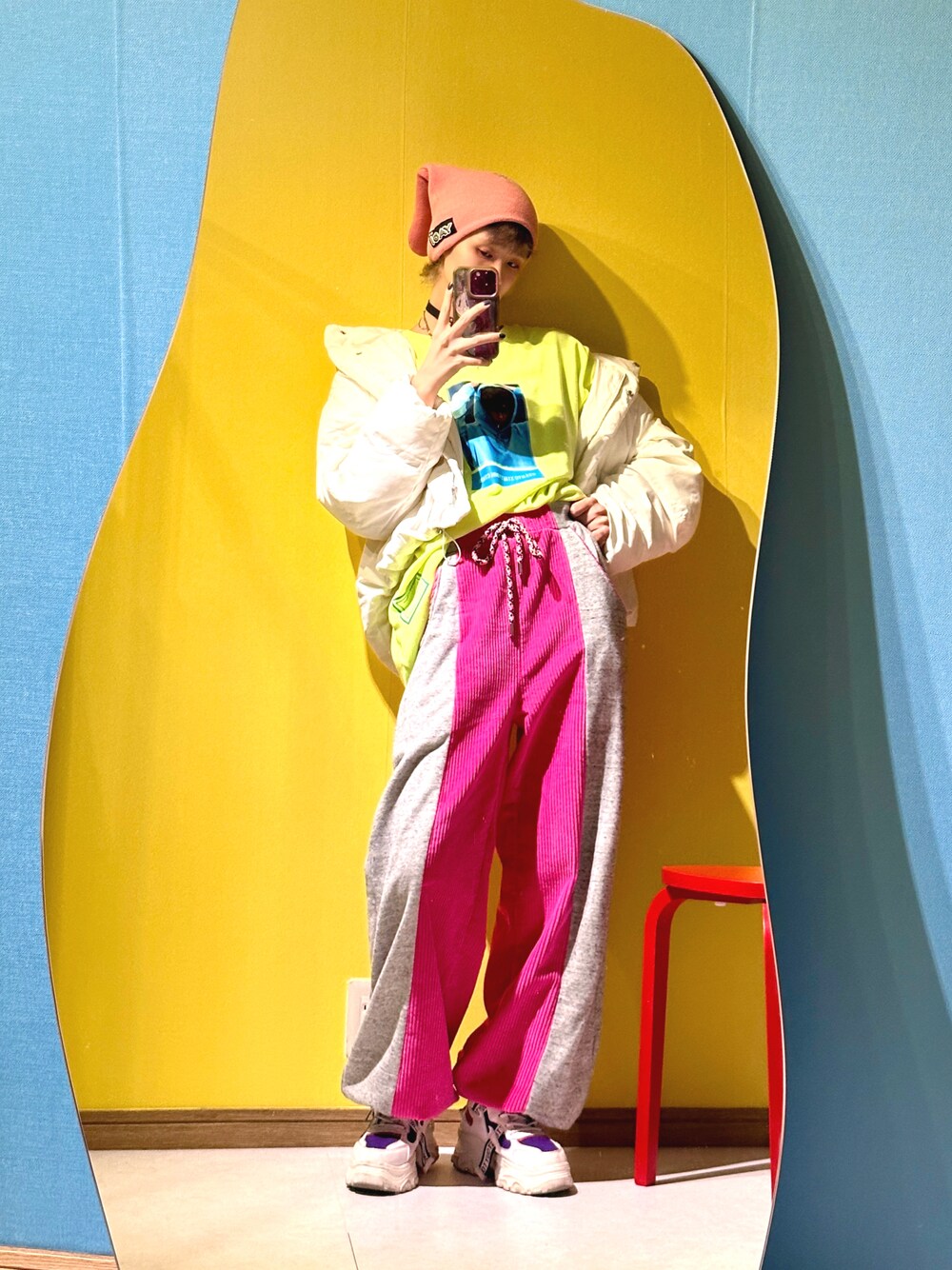 「パンツスタイル、スウェットパンツ、カラフル、カラフルコーデ、冬コーデ、ダウンコート、ニット帽、耳付き帽子、ダウンジャケット、スニーカーコーデ、スポーティー」｜「KANGOLのKANGOL YAGI Rabbit Ears Cuffed Beanie（ニットキャップ/ビーニー、ピンク系）」を使った、yukasai0129さん（レディース・163cm）の冬コーディネートの1枚目の写真