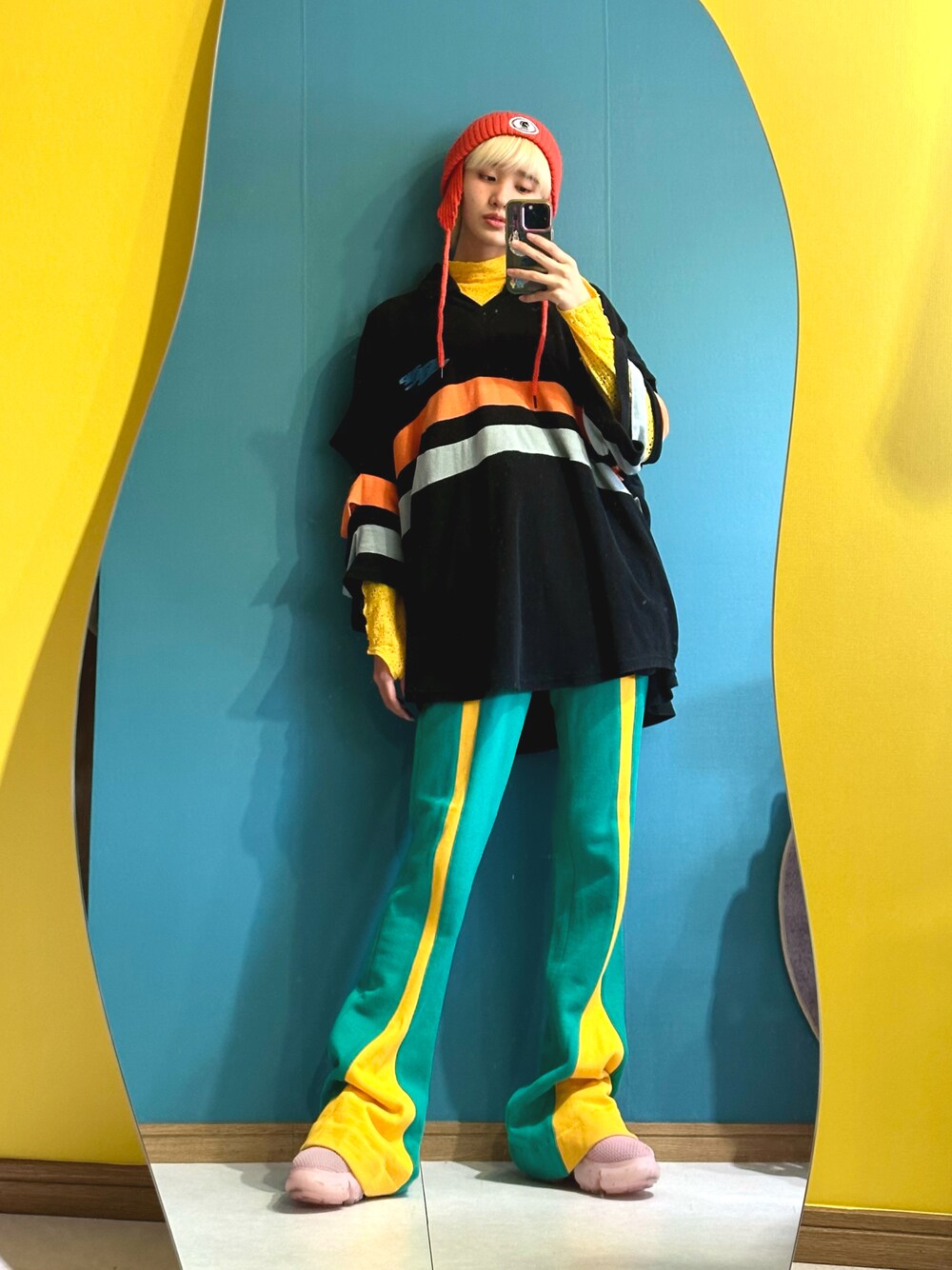 「カラーコーデ、カラーパンツ、ポップ、ニット帽、レイヤードスタイル、カラフル」｜「KEISUKEYOSHIDAのアイテム（パンツ、グリーン系）」を使った、yukasai0129さん（レディース・163cm）の春コーディネートの1枚目の写真