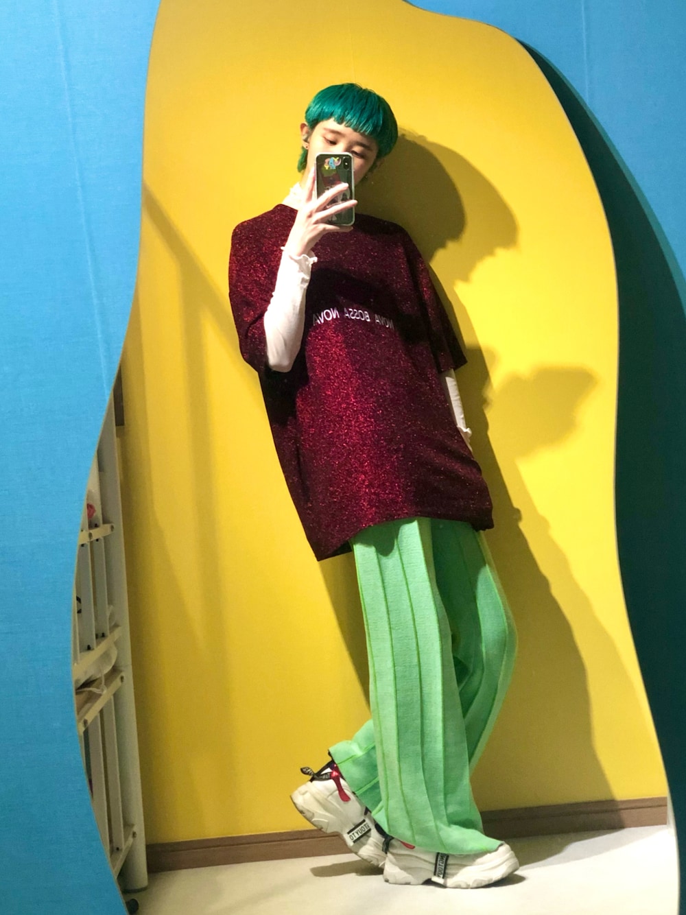 「カラフルコーデ、カラフル、ボーイッシュ、ラメ、派手髪、ビッグシルエット、オーバーサイズ」｜「BEAMSのアイテム（パンツ、グリーン系）」を使った、yukasai0129さん（レディース・163cm）の秋コーディネートの1枚目の写真