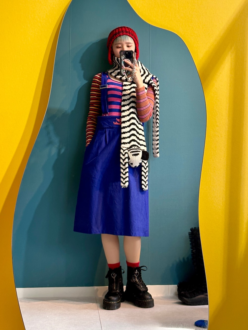 「スカートスタイル、カラフル、個性派、ボーダー、マフラー、ブルーコーデ、ジャンパースカート、冬服コーデ」｜「Scai tokyoのアイテム（トップス、その他）」を使った、yukasai0129さん（レディース・163cm）の冬コーディネートの1枚目の写真