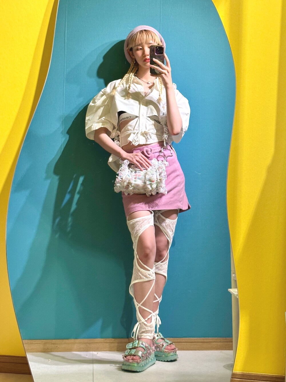 「夏コーデ、ピンク、レース、レギンス、ベレー帽、白シャツ、フリル、ガーリー」｜「Irregular Choiceのアイテム（サンダル、ブルー系）」を使った、yukasai0129さん（レディース・163cm）の夏コーディネートの1枚目の写真