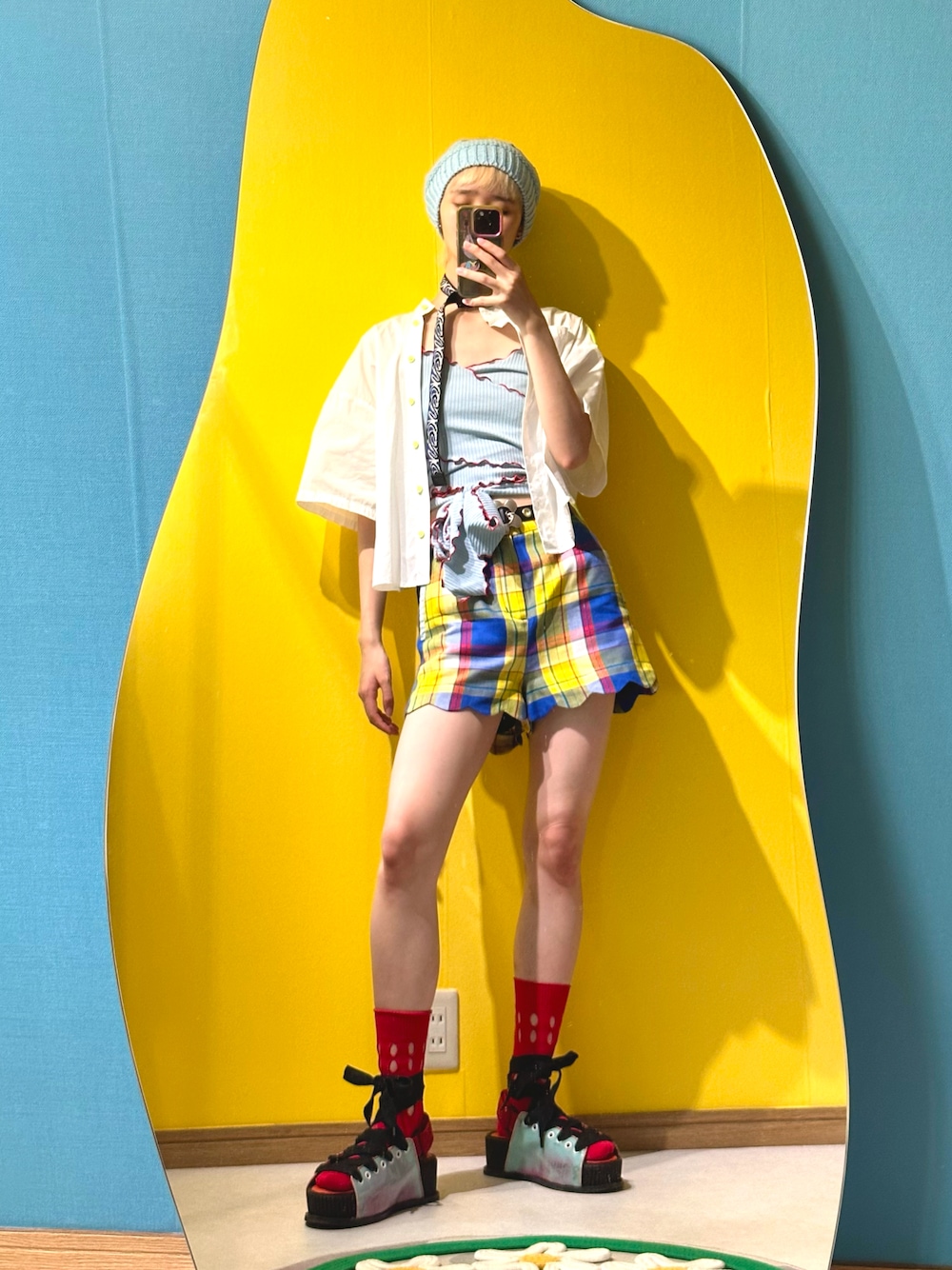 「カラフルコーデ、カラフル、短パン、夏コーデ、ニット帽、サンダル、トリコロールカラー、カラーコーデ、夏」｜「Vivienne Westwoodのアイテム（ソックス/靴下、レッド系）」を使った、yukasai0129さん（レディース・163cm）の夏コーディネートの1枚目の写真