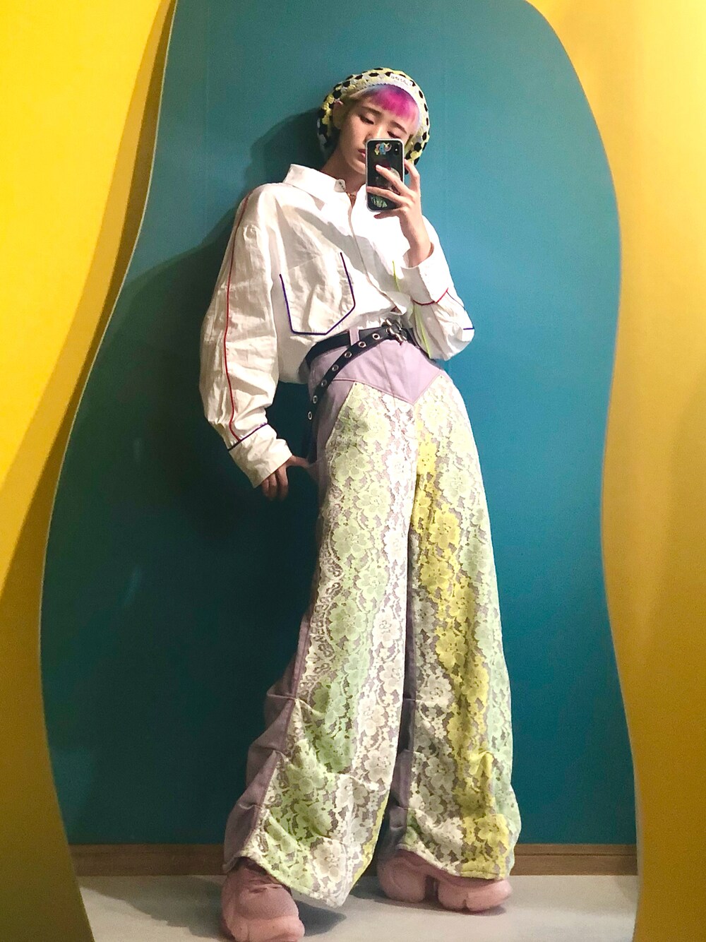 「オーバーサイズ、シャツスタイル、デニムパンツ、スニーカーコーデ、ベレー帽、カラフル、パステルカラー、派手、ビッグシルエット」｜「Scai tokyoのアイテム（パンツ、パープル系）」を使った、yukasai0129さん（レディース・163cm）の秋コーディネートの1枚目の写真