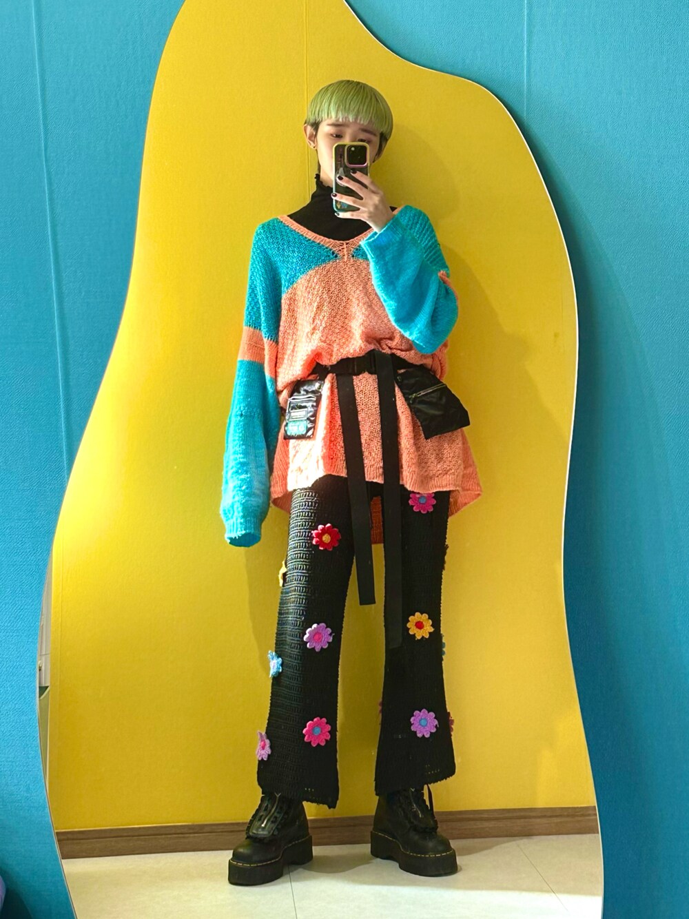 「カラフルコーデ、カラフル、冬のコーデ、ニット、オーバーサイズ、秋冬、タートルネック」｜「Dr. Martensのアイテム（シューズ、ブラック系）」を使った、yukasai0129さん（レディース・163cm）の冬コーディネートの1枚目の写真