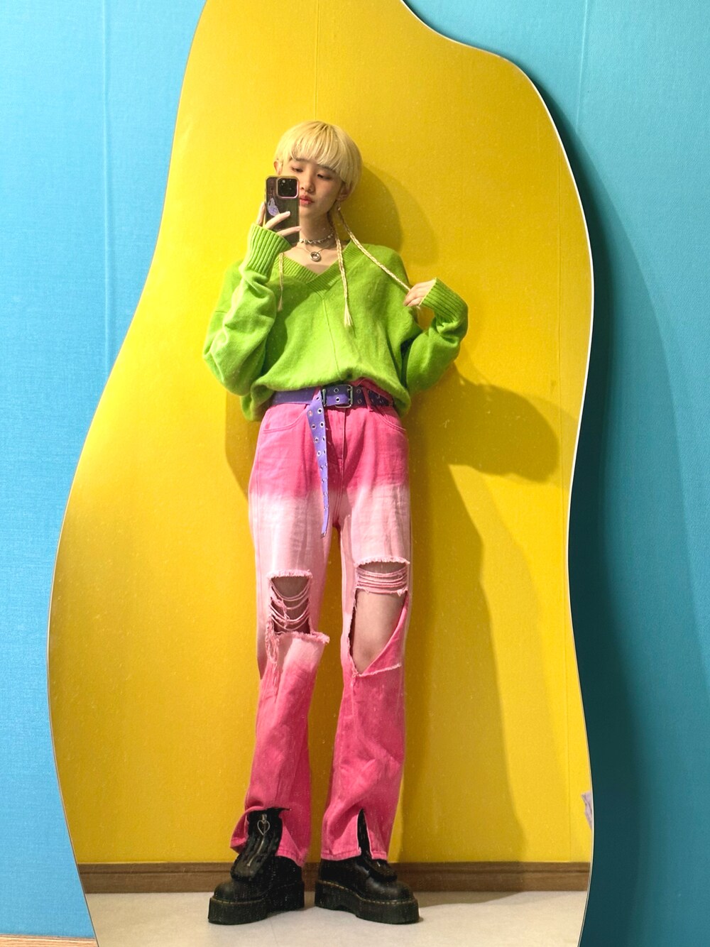 「ピンク、ピンクコーデ、ブロンドヘアー、三つ編み、デニムパンツ、カラフルコーデ、桜色」｜「Dr. Martensのアイテム（ブーツ、ブラック系）」を使った、yukasai0129さん（レディース・163cm）の春コーディネートの1枚目の写真