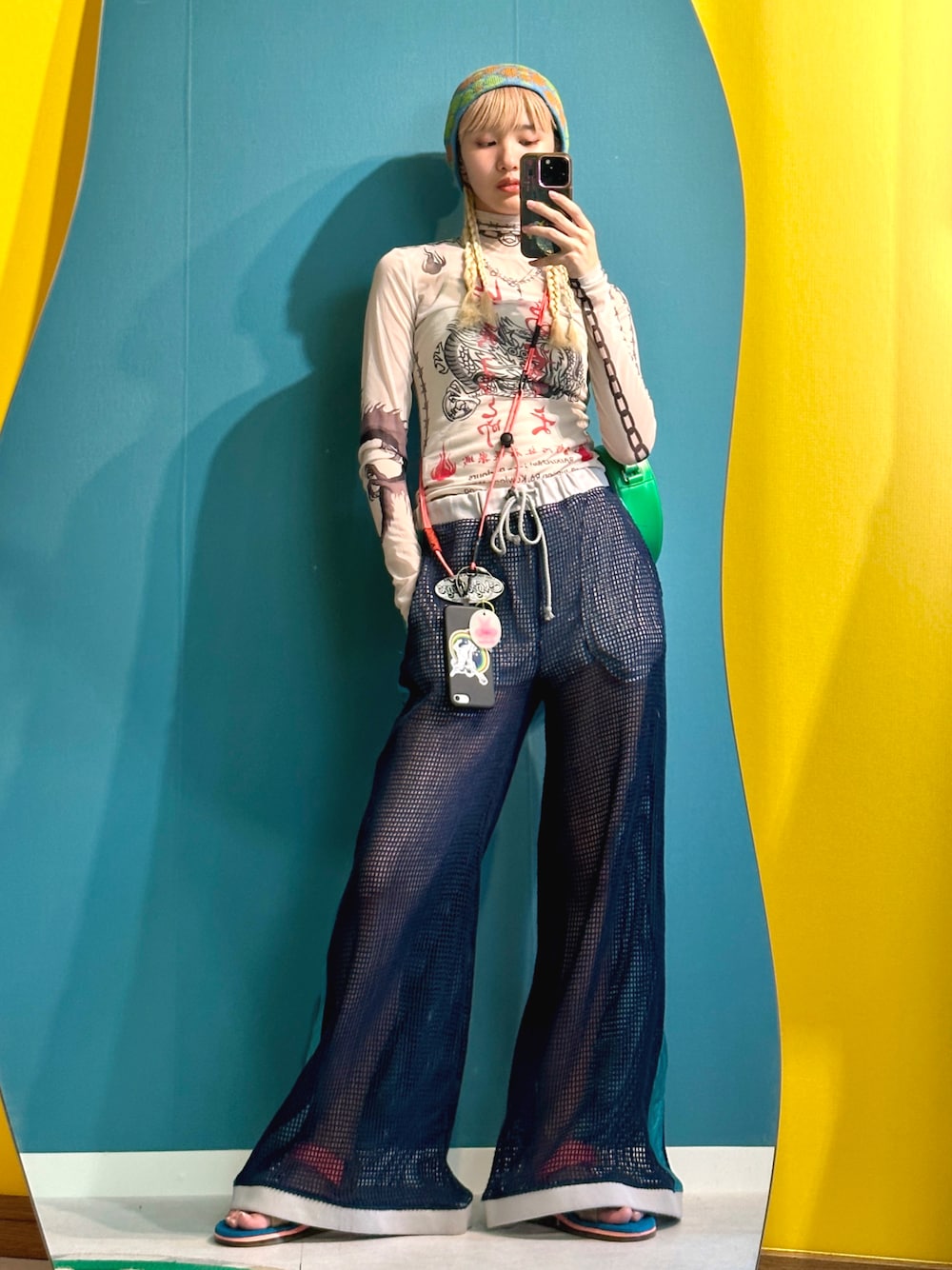 「夏コーデ、シースルートップス、シースルー、サマーニット帽、サマーニット、メッシュ、サンダル、カラフル、カラフルコーデ、夏」｜「CA4LAのFLOWERS（ニットキャップ/ビーニー、ブルー系）」を使った、yukasai0129さん（レディース・163cm）の夏コーディネートの1枚目の写真