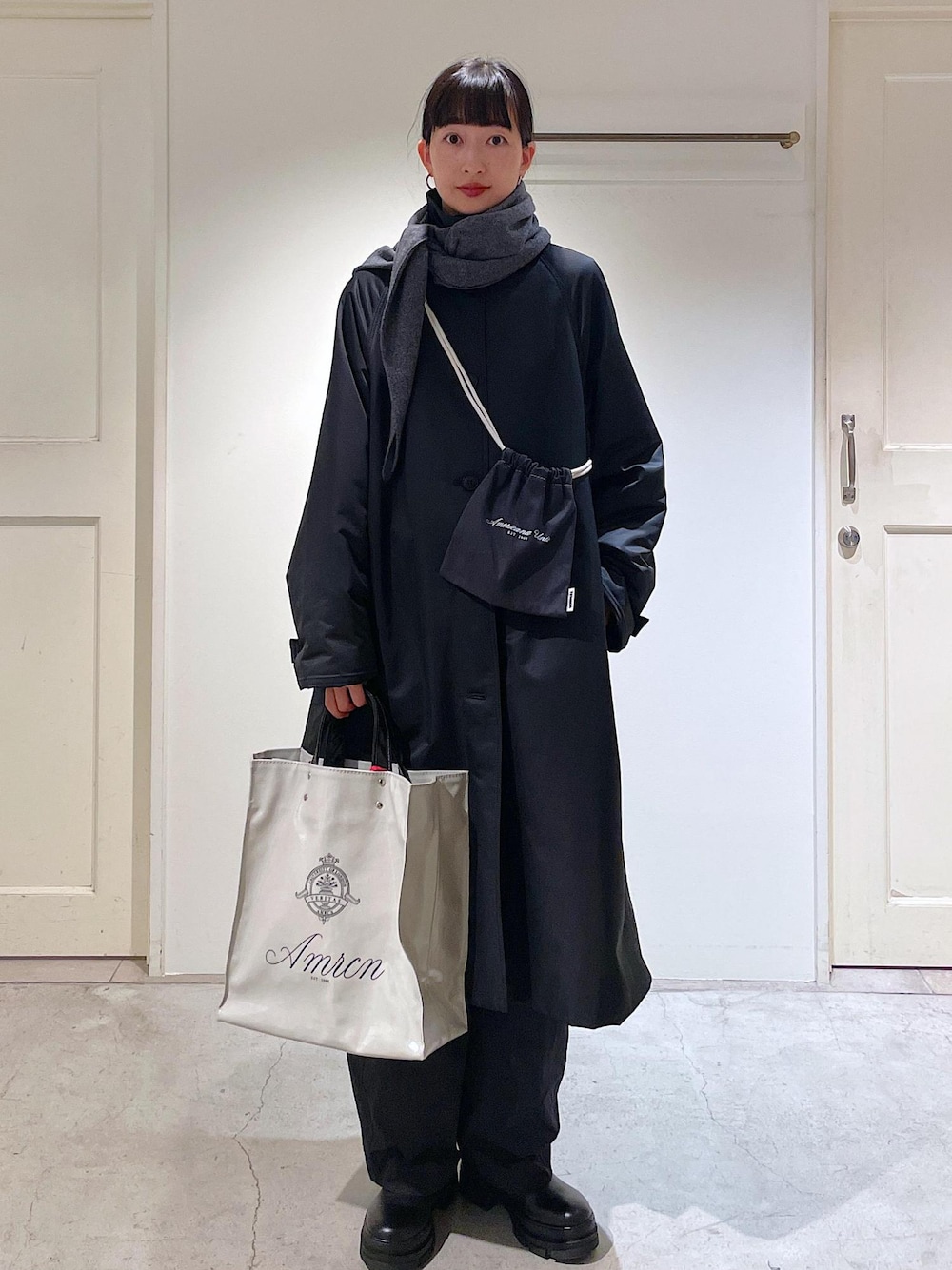 「Americana、シンダウン、THINDOWN、イタリア、イージーパンツ、カシミアストール、カシミア、ショートブーツ、チェルシーブーツ、TEMBEA、カーキ、ブラック、REMME、Wコート_pickup、初秋コーデ」｜「REMMEの【REMME（レメ）】クラシックチェルシーブーツ（ブーツ、ブラック系）」を使った、fukaさん（レディース・165cm）の秋コーディネートの1枚目の写真