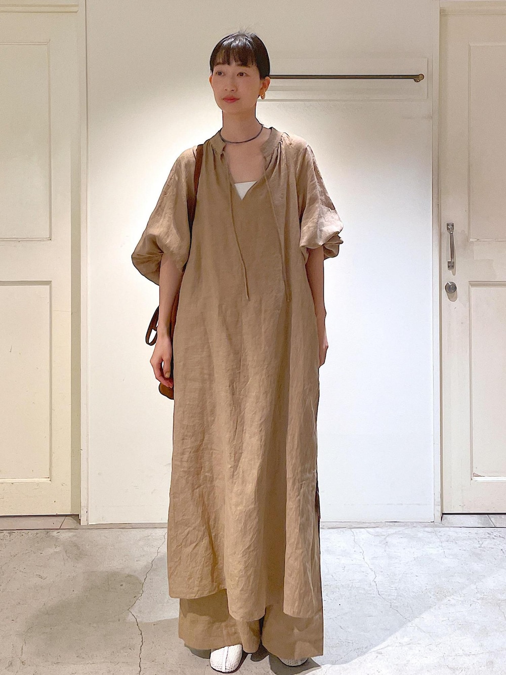 ホワイト系のチューブトップ、ベージュ系のその他パンツ、ベージュ系のワンピースを着用したレディースの春コーディネートの1枚目の写真