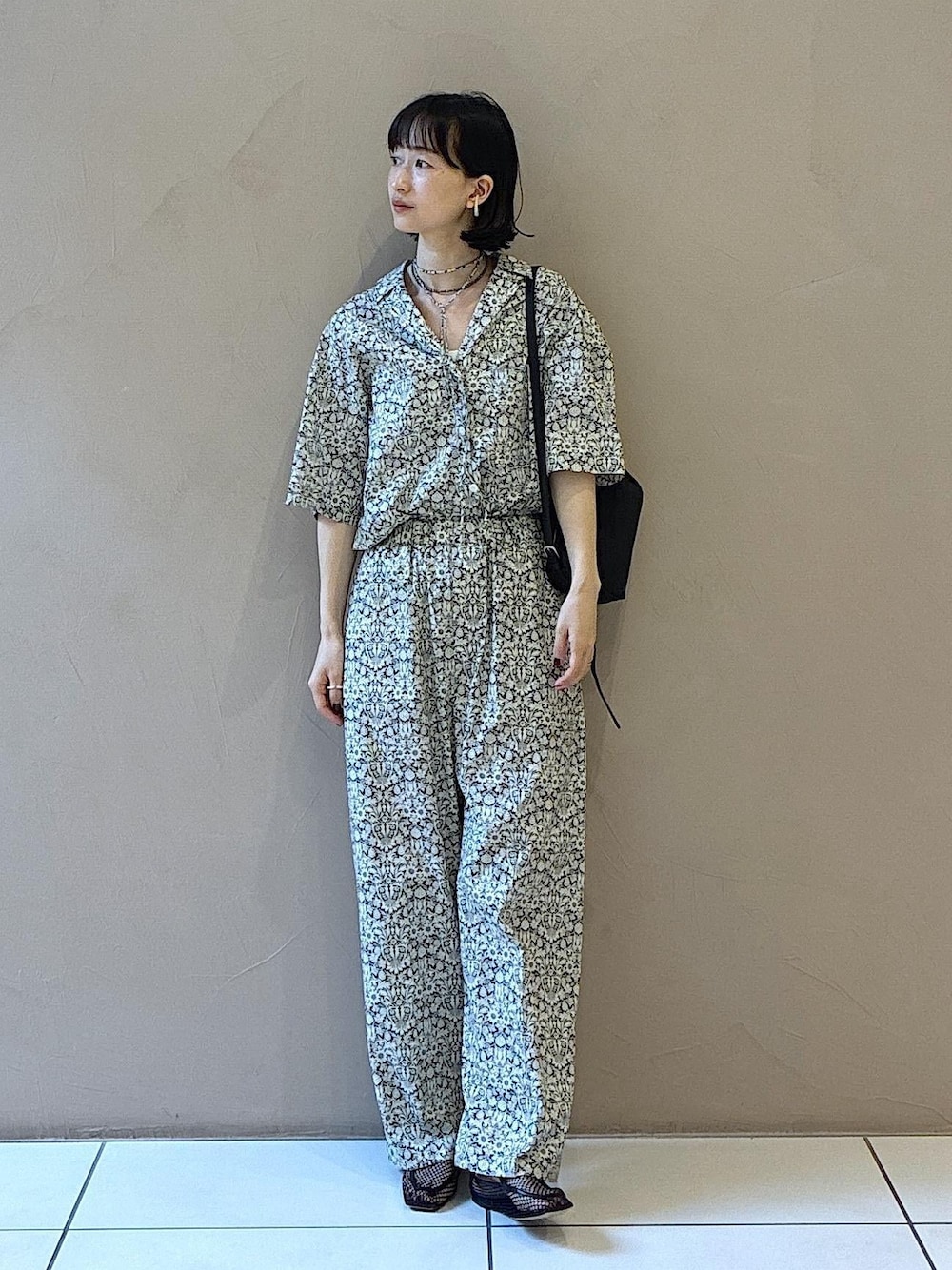 ブラック系のローファー、ブラック系のその他パンツ、ブラック系のショルダーバッグを着用したレディースの夏コーディネートの1枚目の写真
