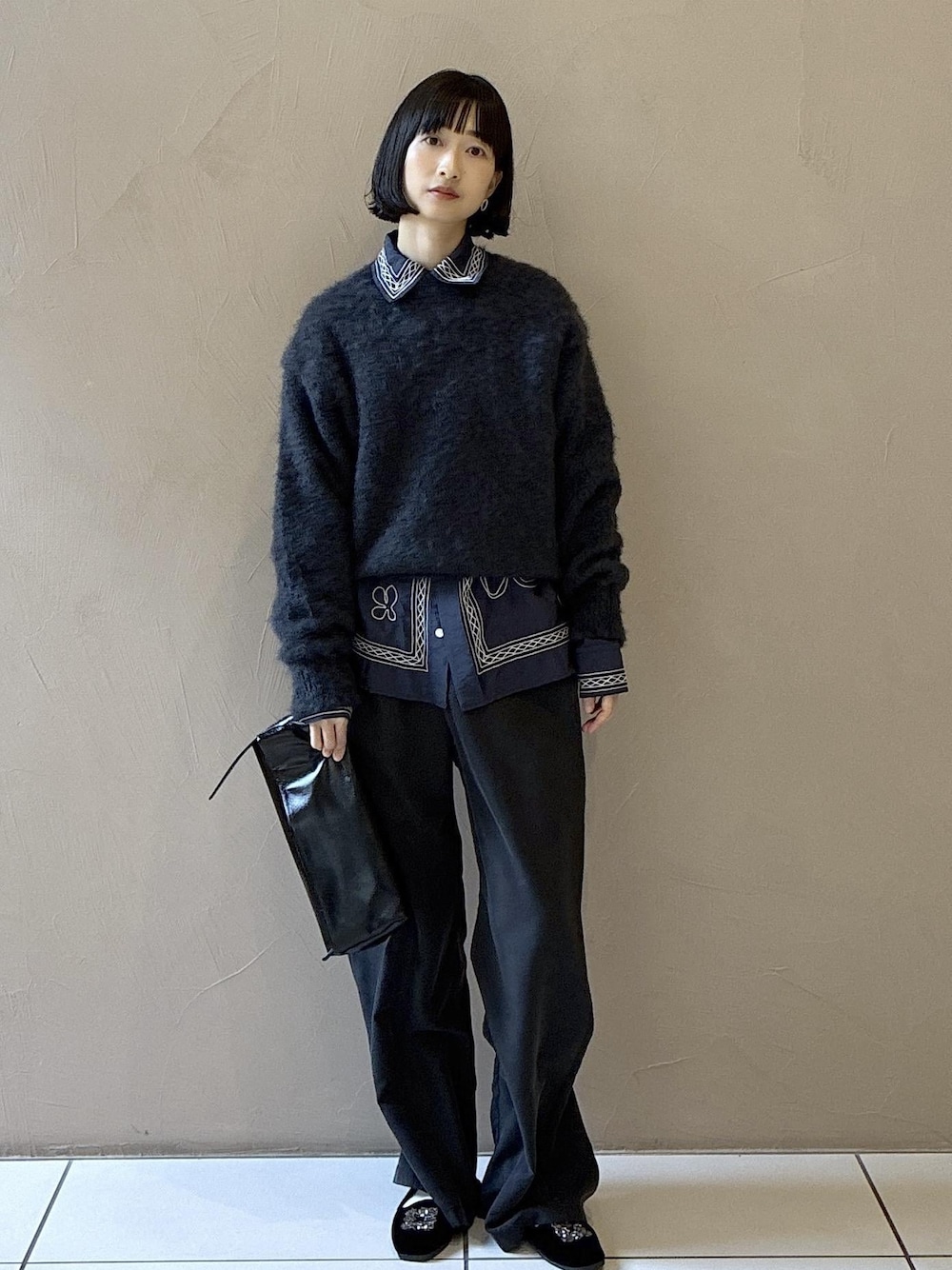 ブラック系のその他パンツ、ブラック系のショルダーバッグ、ブラック系のパンプスを着用したレディースの秋コーディネートの1枚目の写真