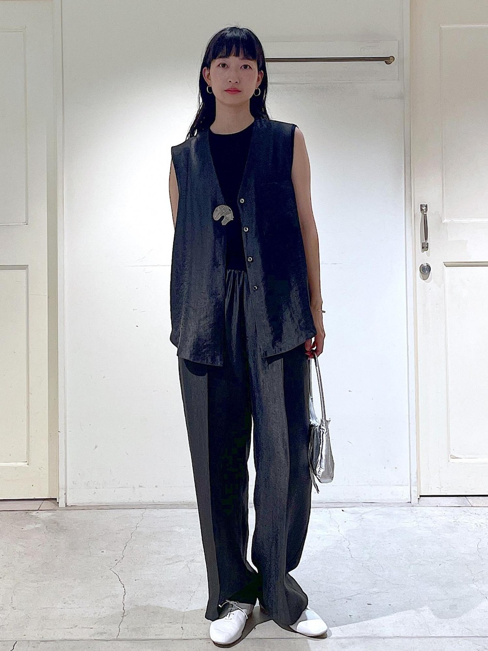 「ジレ、ワントーンコーデ、ジャズシューズ、バッグ、シルバー、トゥアレグ、ブローチ、スターリングシルバー、porselli、TUAREG、ブラック、カットソー、ノースリーブ、セットアップ、パンツ」｜「E.PORSELLIの【porselli（ポルセリ）】jazz shoes solid/ジャズシューズ（その他シューズ、ホワイト系）」を使った、fukaさん（レディース・165cm）の春コーディネートの1枚目の写真