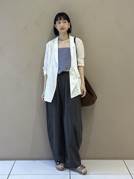 「SALON adam et rope'（サロン アダム エ ロペ）のウォーターリペレントイージーカービーパンツ / 撥水加工（その他パンツ、グレー系）」を使った、fukaさん（レディース・165cm）の春コーディネート